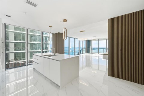 Condo in Miami, Florida, 4 bedrooms № 1988957 - photo 2