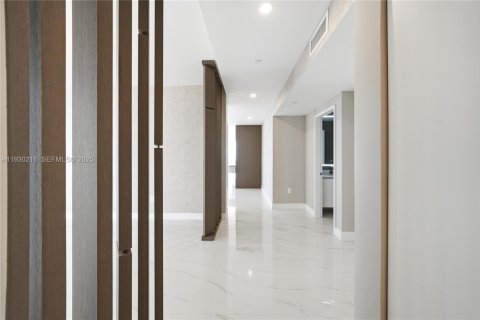 Condo in Miami, Florida, 4 bedrooms № 1988957 - photo 16