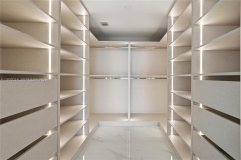 Condo in Miami, Florida, 4 bedrooms № 1988957 - photo 29