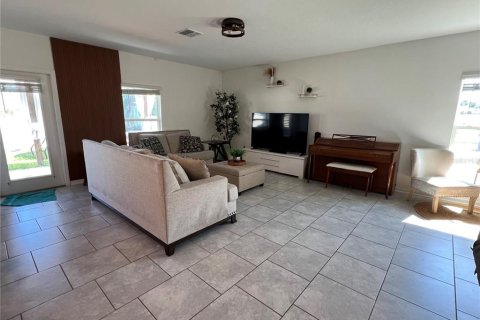 Casa en venta en Winter Haven, Florida, 5 dormitorios, 209.4 m2 № 1915219 - foto 11