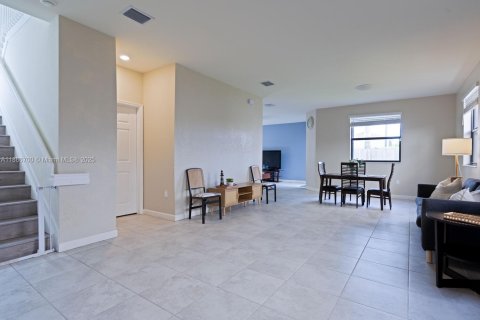 Купить виллу или дом в Хомстед, Флорида 5 спален, 232.63м2, № 1933477 - фото 4