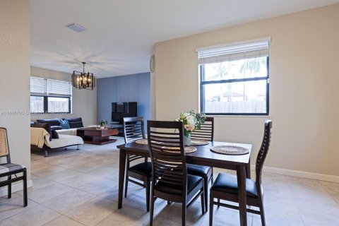 Купить виллу или дом в Хомстед, Флорида 5 спален, 232.63м2, № 1933477 - фото 5