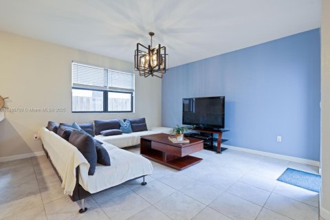 Купить виллу или дом в Хомстед, Флорида 5 спален, 232.63м2, № 1933477 - фото 7