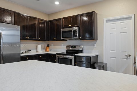 Купить виллу или дом в Хомстед, Флорида 5 спален, 232.63м2, № 1933477 - фото 9