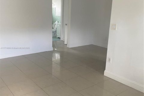 Снять в аренду квартиру в Норт-Майами-Бич, Флорида 1 спальня, 296.92м2, № 1959519 - фото 3