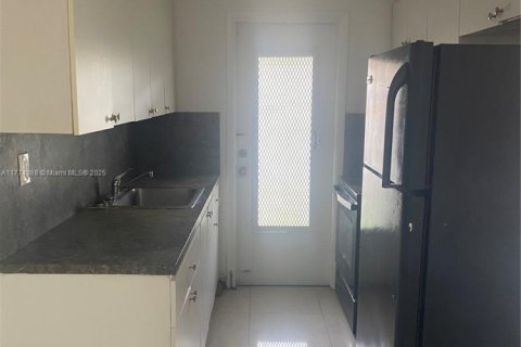 Снять в аренду квартиру в Норт-Майами-Бич, Флорида 1 спальня, 296.92м2, № 1959519 - фото 2