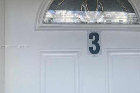 Снять в аренду квартиру в Норт-Майами-Бич, Флорида 1 спальня, 296.92м2, № 1959519 - фото 1