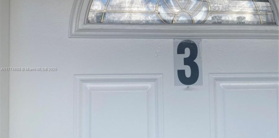 Квартира в Норт-Майами-Бич, Флорида 1 спальня, 296.92м2 № 1959519