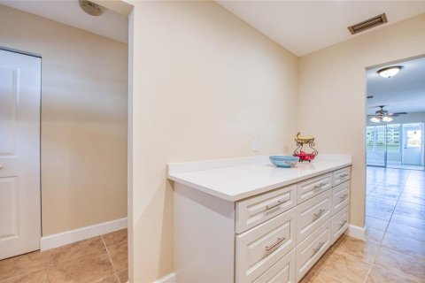 Condo in Gulfport, Florida, 2 bedrooms  № 2094144 - photo 13