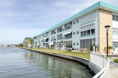 Condo in Gulfport, Florida, 2 bedrooms  № 2094144 - photo 19