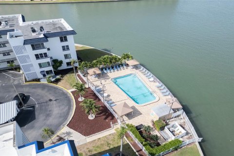 Condo in Gulfport, Florida, 2 bedrooms  № 2094144 - photo 29