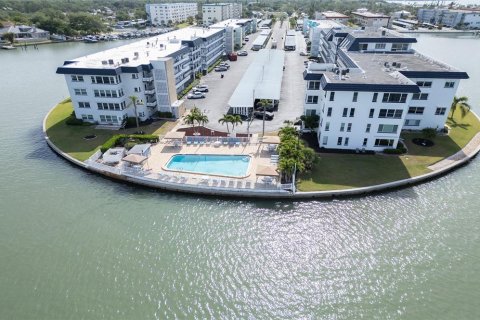 Condo in Gulfport, Florida, 2 bedrooms  № 2094144 - photo 25