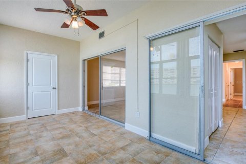Condo in Gulfport, Florida, 2 bedrooms  № 2094144 - photo 9
