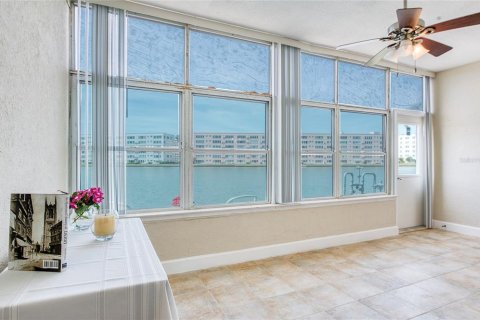 Condo in Gulfport, Florida, 2 bedrooms  № 2094144 - photo 11