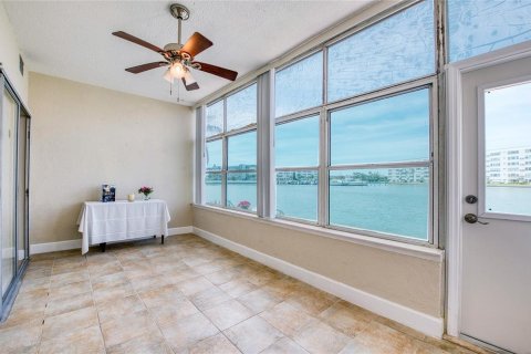 Condo in Gulfport, Florida, 2 bedrooms  № 2094144 - photo 12
