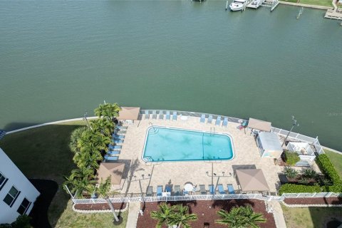 Condo in Gulfport, Florida, 2 bedrooms  № 2094144 - photo 28