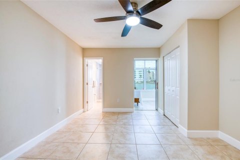 Condo in Gulfport, Florida, 2 bedrooms  № 2094144 - photo 18