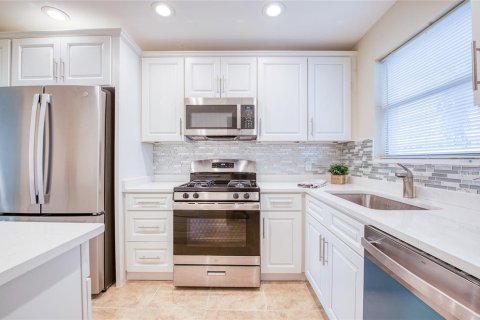 Condo in Gulfport, Florida, 2 bedrooms  № 2094144 - photo 3