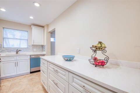 Condo in Gulfport, Florida, 2 bedrooms  № 2094144 - photo 5