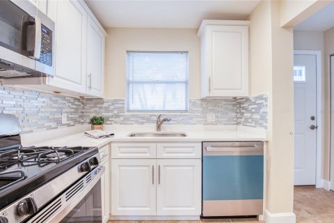 Condo in Gulfport, Florida, 2 bedrooms  № 2094144 - photo 6
