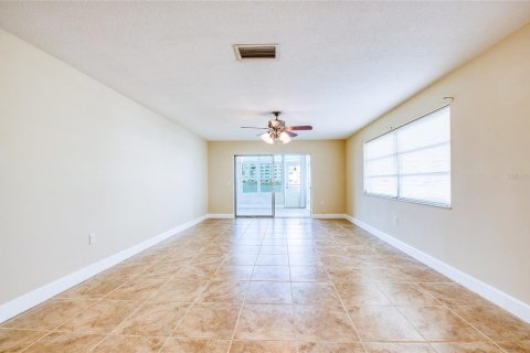 Condo in Gulfport, Florida, 2 bedrooms  № 2094144 - photo 15