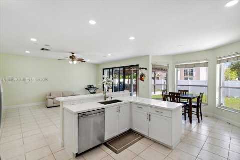 House in Miramar, Florida 4 bedrooms, 332.5 sq.m. № 1779378 - photo 18