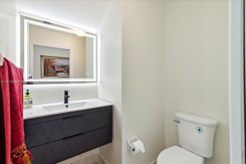 House in Miramar, Florida 4 bedrooms, 332.5 sq.m. № 1779378 - photo 22