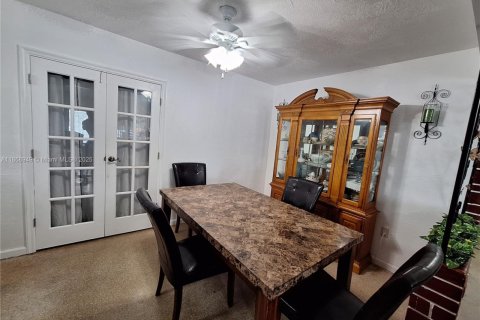 House in Miramar, Florida 3 bedrooms, 125.88 sq.m. № 1926099 - photo 17