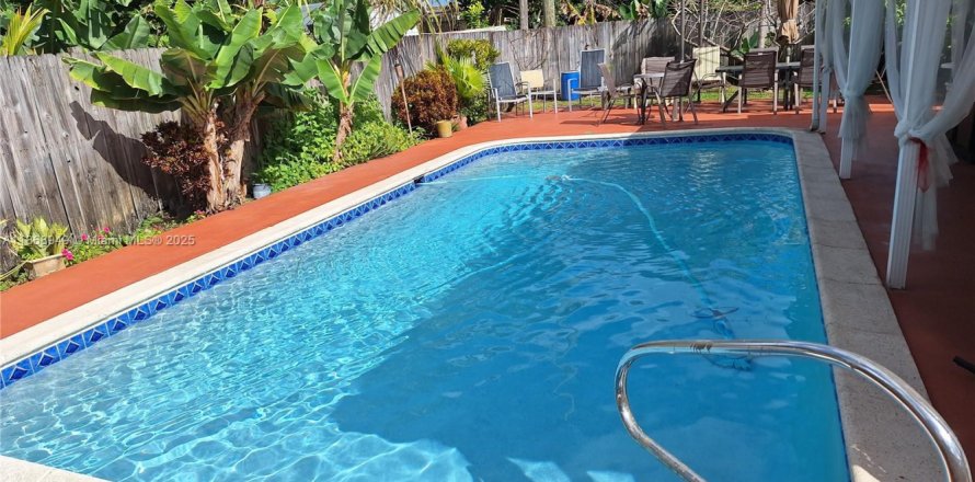 House in Miramar, Florida 3 bedrooms, 125.88 sq.m. № 1926099