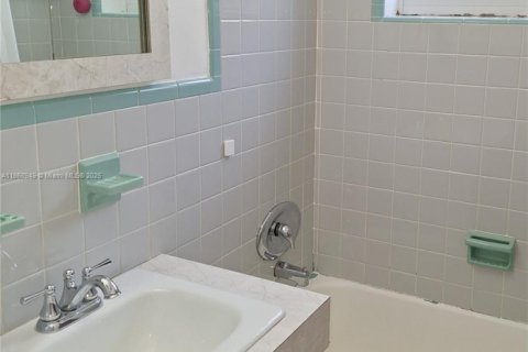 House in Miramar, Florida 3 bedrooms, 125.88 sq.m. № 1926099 - photo 11