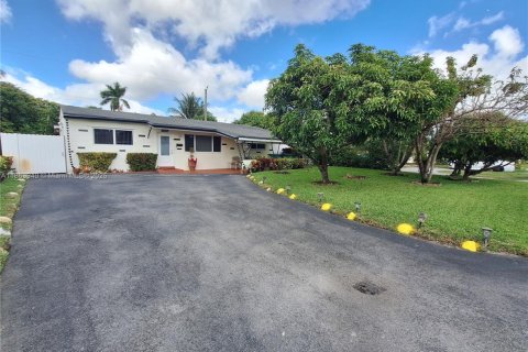 House in Miramar, Florida 3 bedrooms, 125.88 sq.m. № 1926099 - photo 2