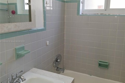 House in Miramar, Florida 3 bedrooms, 125.88 sq.m. № 1926099 - photo 10