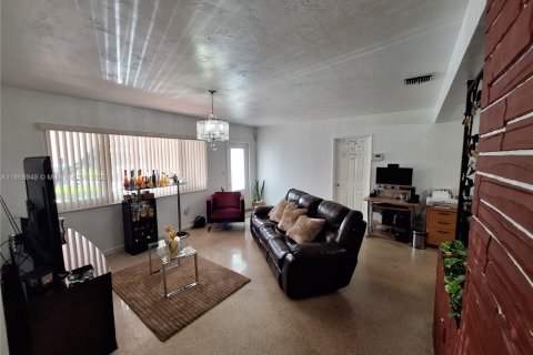 House in Miramar, Florida 3 bedrooms, 125.88 sq.m. № 1926099 - photo 9