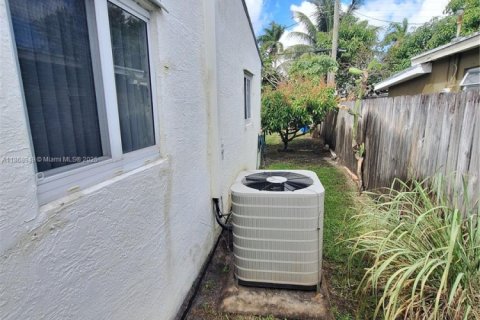 House in Miramar, Florida 3 bedrooms, 125.88 sq.m. № 1926099 - photo 24