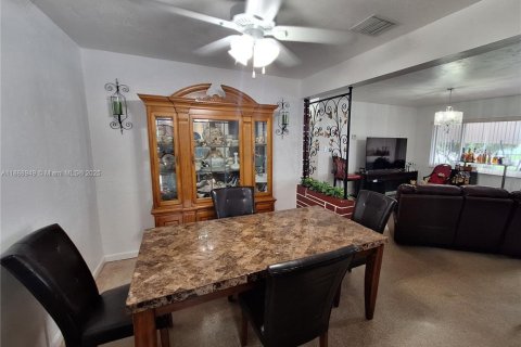 House in Miramar, Florida 3 bedrooms, 125.88 sq.m. № 1926099 - photo 16
