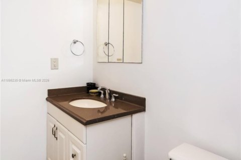 Снять в аренду кондоминиум в Халландейл-Бич, Флорида 2 спальни, 115.94м2, № 1937222 - фото 25