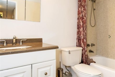 Снять в аренду кондоминиум в Халландейл-Бич, Флорида 2 спальни, 115.94м2, № 1937222 - фото 24