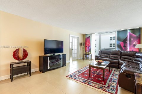 Снять в аренду кондоминиум в Халландейл-Бич, Флорида 2 спальни, 115.94м2, № 1937222 - фото 12