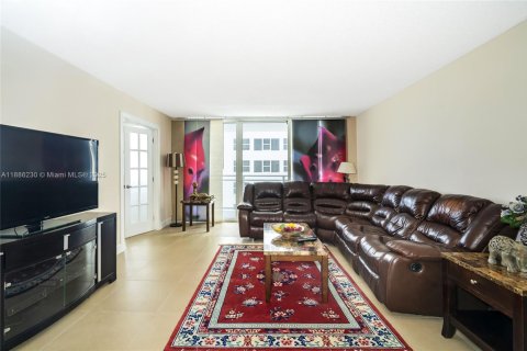 Снять в аренду кондоминиум в Халландейл-Бич, Флорида 2 спальни, 115.94м2, № 1937222 - фото 11