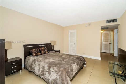 Снять в аренду кондоминиум в Халландейл-Бич, Флорида 2 спальни, 115.94м2, № 1937222 - фото 21