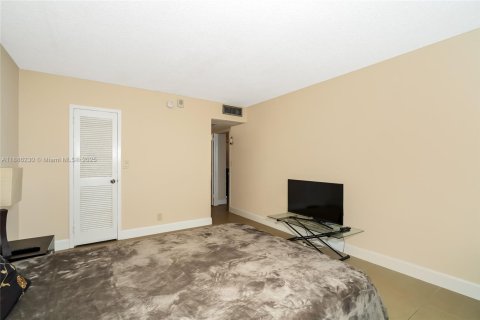 Снять в аренду кондоминиум в Халландейл-Бич, Флорида 2 спальни, 115.94м2, № 1937222 - фото 22