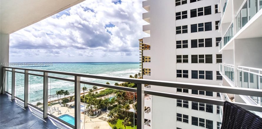 Кондоминиум с 2 спальнями в Халландейл-Бич, Флорида № 1937222
