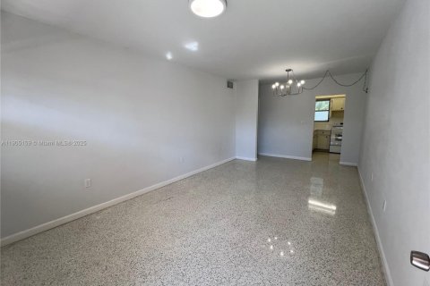 Снять в аренду квартиру в Майами, Флорида 2 спальни, 74.32м2, № 1956108 - фото 3
