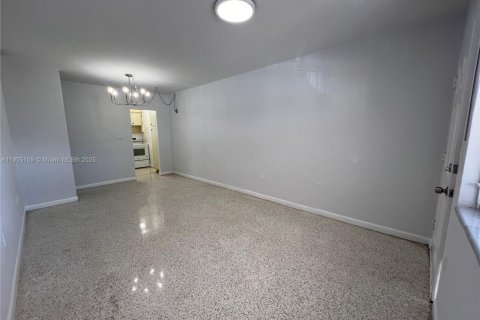 Снять в аренду квартиру в Майами, Флорида 2 спальни, 74.32м2, № 1956108 - фото 4
