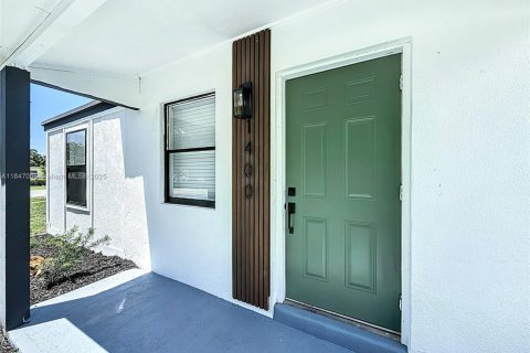 House in Riviera Beach, Florida 4 bedrooms, 86.96 sq.m. № 1851923 - photo 2