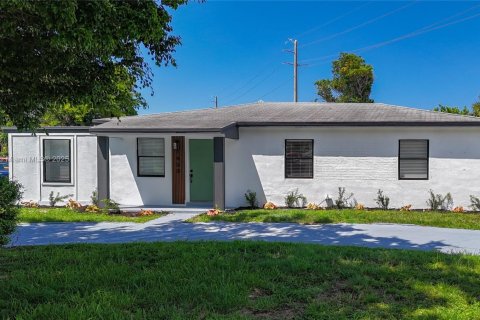 House in Riviera Beach, Florida 4 bedrooms, 86.96 sq.m. № 1851923 - photo 1