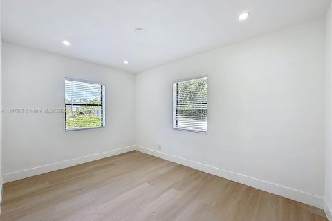 House in Riviera Beach, Florida 4 bedrooms, 86.96 sq.m. № 1851923 - photo 19