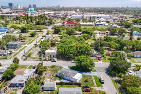 House in Riviera Beach, Florida 4 bedrooms, 86.96 sq.m. № 1851923 - photo 27