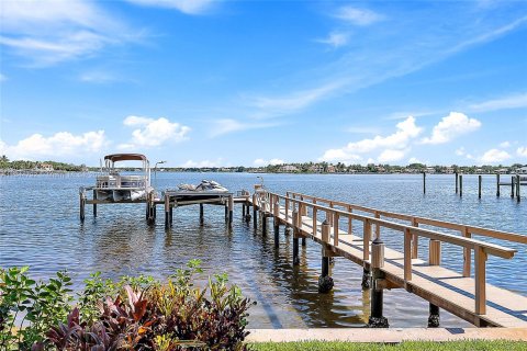 House in Jupiter, Florida 5 bedrooms, 617.24 sq.m. № 1852043 - photo 5