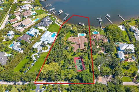 House in Jupiter, Florida 5 bedrooms, 617.24 sq.m. № 1852043 - photo 1